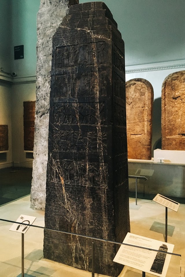 シャルマネセル３世の黒いオベリスク（The Black Obelisk of Shalmaneser III）