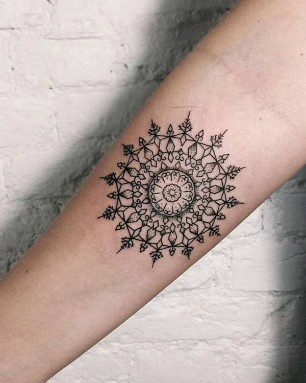 chica con tatuaje de mandala