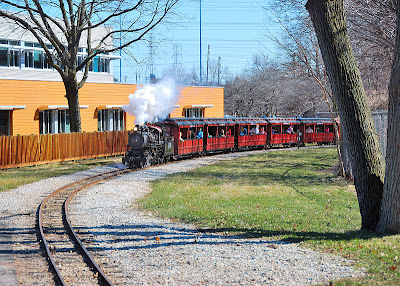 Surround the Milwaukee Zoo by train