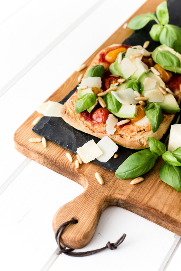 Pizza geht immer und überall! Deshalb verrate ich euch mein liebstes Sommer-Pizza Rezept: Pizza mit Avocado, Tomaten, Basilikum, Pinienkernen und Parmesan. Lecker!