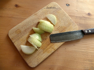 Cortando cebolla sobre una tabla de madera