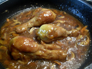 Cazuela con muslos de pollo al estilo oriental.