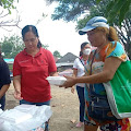 Duo Angdew Minsel Fraksi PDIP, Bagikan Makanan bagi Korban Bencana Kebakaran