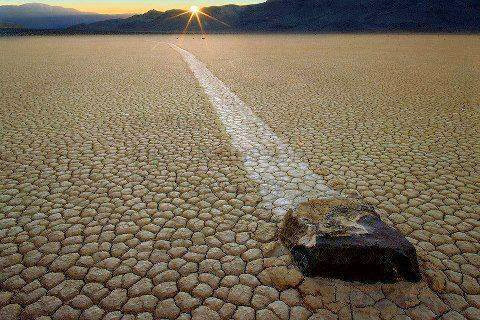 MYSTERIOUS MOVING ROCKS IN DEATH VALLEY