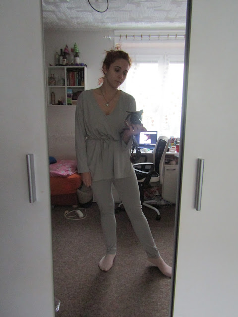 https://femmeluxefinery.co.uk/products/grey-ribbed-belted-loungewear-set-asia