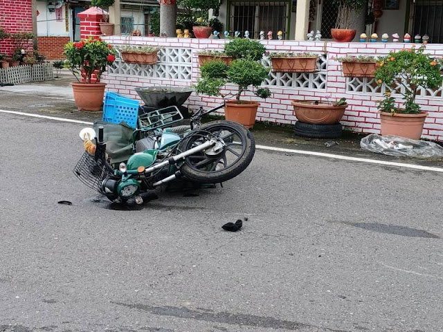 郵差的機車與嫌犯轎車對撞。