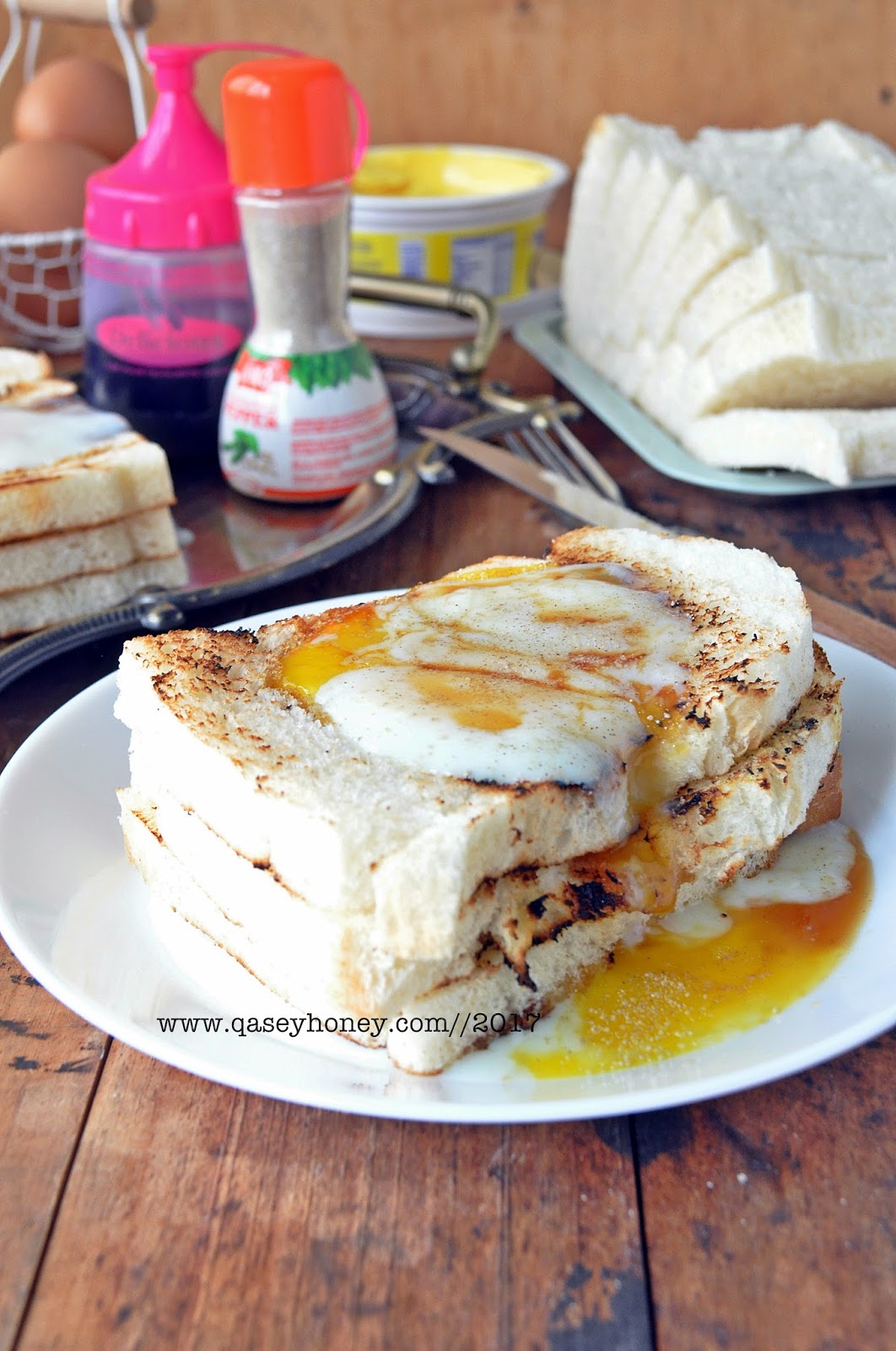  ROTI  BAKAR TELUR GOYANG QASEY HONEY