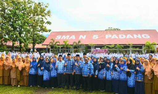 Wako Hendri Septa Jadi Pembina Upacara dan Serahkan KTP bagi Siswa SMAN 5 Padang