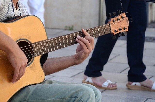 How to Pluck the strings of guitar or guitar Struming Techniques for beginners