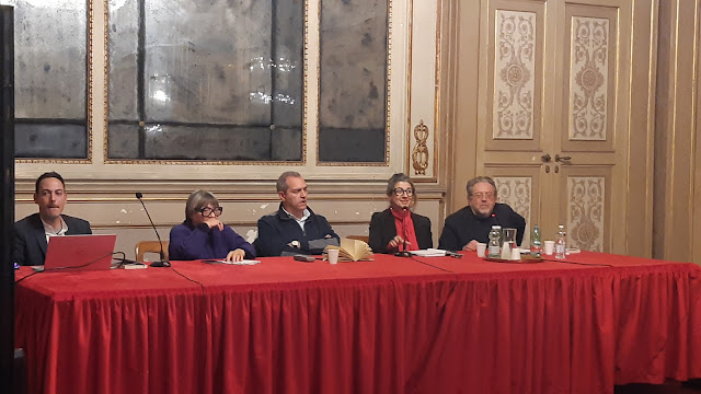 Gli ospiti dell'incontro da sinistra: Luigi Daniele, Luisa Morgantini, Luigi de Magistris, Francesca Albanese e il moderatore Maurizio del Bufalo