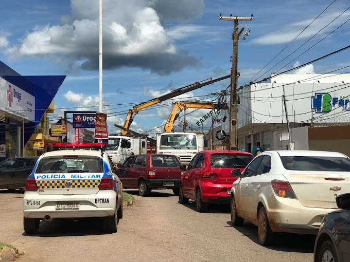 Motorista com suspeitas de embriaguez destrói poste ao lado do Hospital João Paulo II