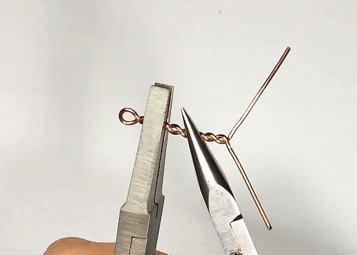 ワイヤーをねじるだけで作れる簡単ピアス:step2