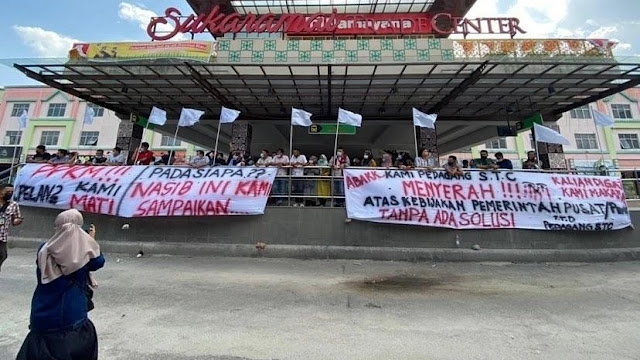 Polisi Bubarkan Aksi Pedagang STC yang Protes PPKM
