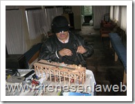 foto16: Don Hugo trabajando en un muelle a escala para la futura maqueta HO