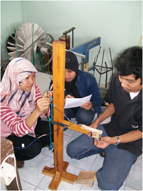 Pembuatan Alat Peraga Gerak Jatuh Bebas Sederhana Mahasiswa Universitas Muhamadiyah Purworejo Jarot Setyo Nugroho, Umi Khayatun, Hidayatul Muhkarohmah.