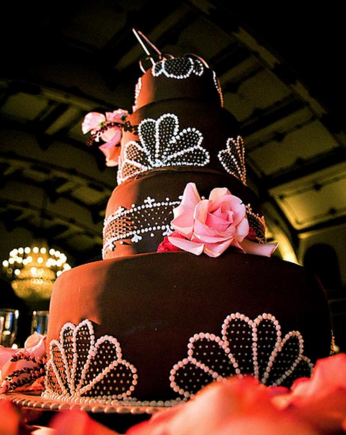 Some people may think black wedding cakes are for a Gothic weddings