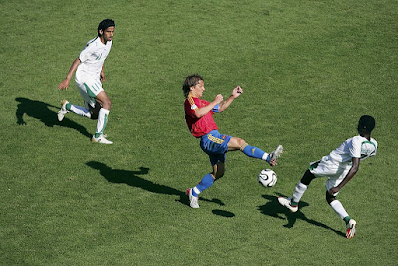 Míchel Salgado disputa un balón en su único partido en un Mundal frente a Arabia Saudí en el mundial de Alemania