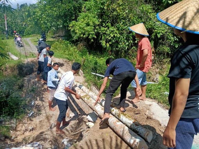 Begini Semangat Gotong Royong, Anak Muda Batang Gasan  Perbaiki Akses Jalan Warga di Kampung Piliang 