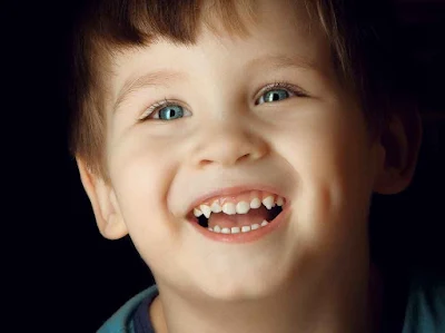 طفل صغير جميل بضحكة رائعة