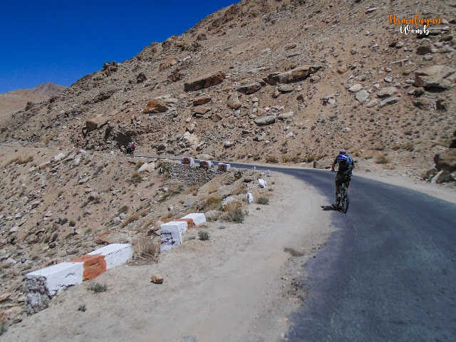 Manali-Leh highway self supported cycling hindi blog