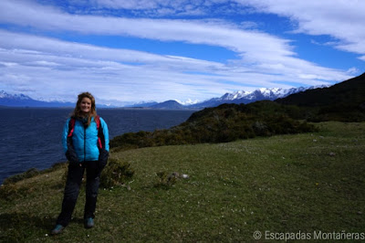 Vistas al Canal Beagle desde el sendero de Playa Larga en Ushuaia, Argentina.