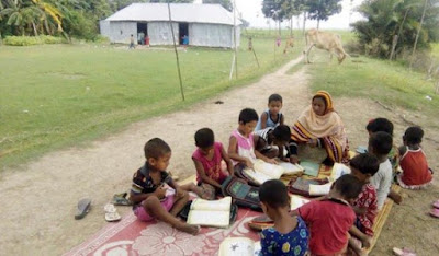 শ্রেণী কক্ষের অভাবে খোলা আকাশের নিচে পাঠদান