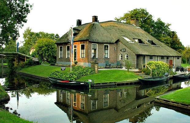 Explore the world: NETHERLANDS GIETHOORN VILLAGE