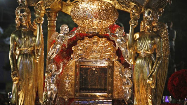 El Zulia celebrará este viernes 313 años de la aparición de su patrona La virgen del Rosario de la Chiquinquirá. Este 18 de noviembre la «Chinita» como es conocida saldrá en procesión rodeada de fieles servidores para repartir bendiciones.  El padre de la basílica, Nedward Andrade, expresó la importancia de la aparición de la virgen en la vida de los zulianos «estaremos celebrando un homenaje más de ese suceso que vino a cambiar la historia de nuestro estado».  La Virgen guajira refleja en los marabinos un sentimiento inexplicable de acuerdo a testimonios de muchos zulianos, «es algo que se te eriza la piel, las lágrimas se te salen de solo verla bajar».  Su veneración hoy en día trasciende las fronteras venezolanas y este viernes serán muchos los que griten al cielo «que viva la Virgen».  Escuche el reporte de Madelein Palmar   Unión Radio