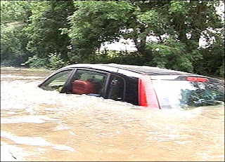 Tips Cara Mengatasi Mobil yang Terendam Banjir