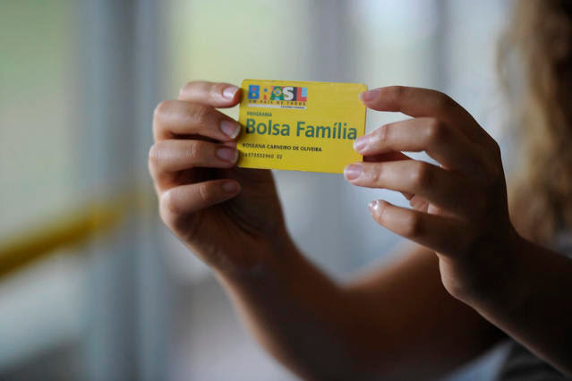 Governo vai gastar R$ 93 milhões para tirar marca Bolsa Família de cartões