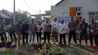 Polsek Pondok Gede Perbaiki Kualitas Udara Bersama Polda Metro Jaya Gencarkan Penanaman 15.000 Pohon
