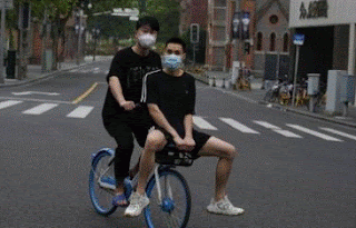 deux personnes à vélo