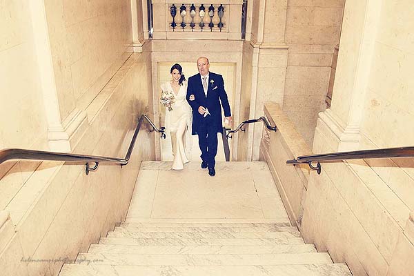 bride arriving with father at Marylebone Town Hall wedding
