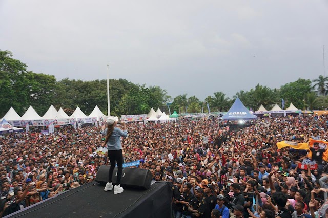 Blue Core Yamaha Motor Show Bersama Nella Kharisma Heboh! Puluhan Ribu Warga Serbu Alun-Alun Kota Klaten