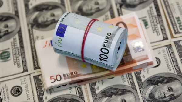 Euro sube frente al dólar