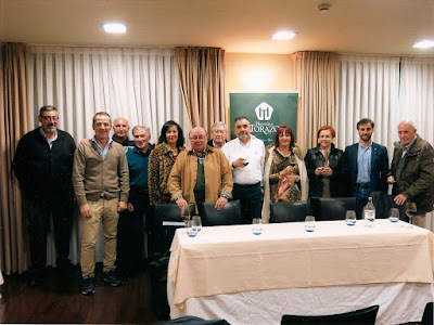 Fotografía de miembros del grupo Ultramar acuarelistas y otros en el acto de presentación de la exposición en la Hostería de Torazo.