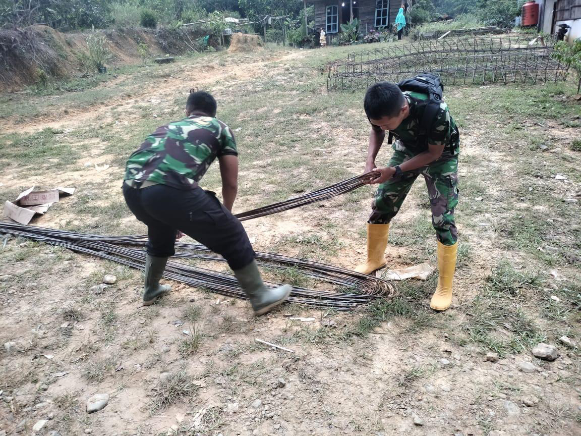 Warga Berama TNI Mengangkat Material Besi TMMD ke 111 Kodim 1202/Singkawang