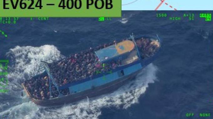 Crotone, arrivati in porto 500 migranti soccorsi