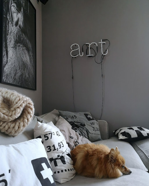 annelies design, webbutik, webshop, nätbutik, inredning, vardagsrum, vardagsrummet, pomeranian, hundar, tavla, hund, tavelväggar, svartvit, svartvita, svart och vitt, athena, kuddar, koordinater, svartvita kuddar, grafiskt, grafiska, grafisk