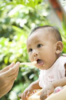 Bebe comiendo delicatesen