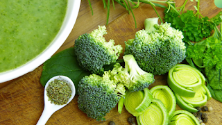 Brokoli kaya serat dan rendah kalori, membantu menurunkan berat badan dan membakar lemak.