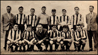 Fudbalski Klub PARTIZAN - Belgrado, Yugoslavia - Temporada 1960-61 - B. Mihajlovic (manager), Jusufi, Kaloperovic, Soskic, Radovic, Sombolac, Vasovic y Bobek (entrenador); Vislavski, Kovacevic, Atanackovic (2º entrenador), Vukelic, Galic y Mihajlovic - El PARTIZAN DE BELGRADO fue Campeón de la Liga de Yugoslavia en esta temporada. Era su tercer título de Liga