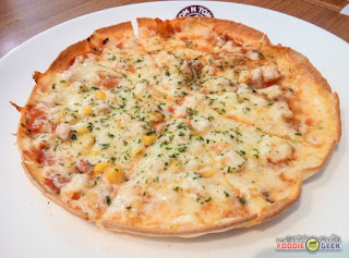 Tom N Toms Coffee Manila, tortilla pizza