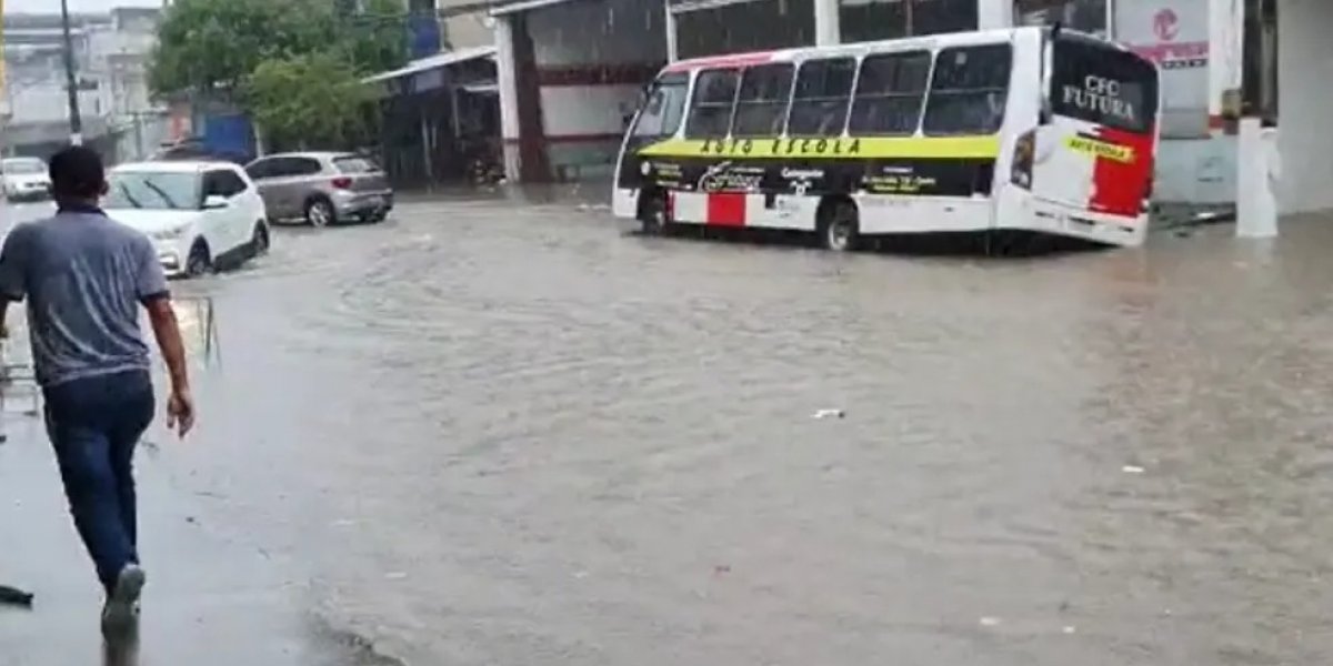 Temporal atinge cidades do sul da Bahia e ruas ficam alagadas