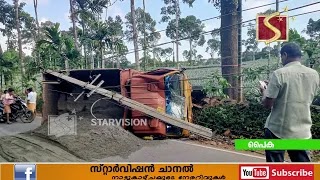 ലോറിക്കുള്ളില്‍ പാമ്പ് കയറിയതിനെ തുടര്‍ന്ന് ടിപ്പര്‍ ലോറി നിയന്ത്രണം വിട്ടു മറിഞ്ഞു