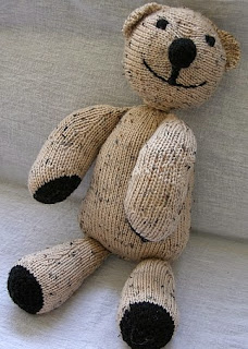 http://translate.google.es/translate?hl=es&sl=en&tl=es&u=http%3A%2F%2Fkimberlychapman.com%2Fcrafts%2Fknit-patterns-flopsybear.html