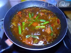 masukkan saus barbeque, daun bawang dan kecap