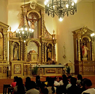The beautiful retablo mayor as well as the altar of the Sacred Heart ...