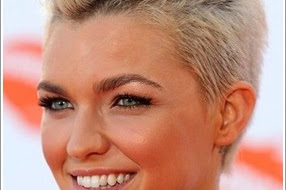 10 Elegant Pompadour Hairstyles for Women