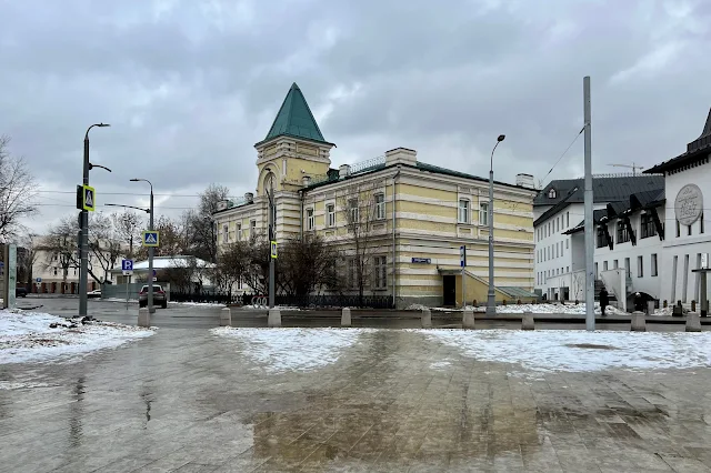 улица Даниловский Вал, Даниловский переулок, воскресная школа Данилова монастыря (здание построено в 1910 году)